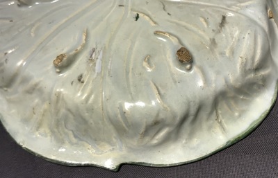 Une terrine couverte sur support en forme de truite en fa&iuml;ence de Delft polychrome, 18&egrave;me