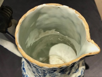 Une verseuse couverte en fa&iuml;ence de Delft bleu et blanc, 18&egrave;me