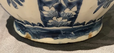 Une verseuse couverte en fa&iuml;ence de Delft bleu et blanc, 18&egrave;me