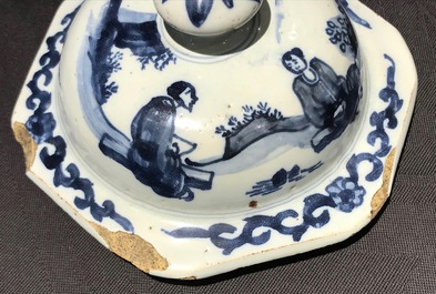 Een blauwwitte Delftse chinoiserie dekselvaas, 2e helft 17e eeuw