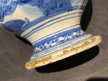 A blue and white chinoiserie jug with pewter lid, Haarlem or Delft, 1st half 17th C.