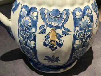 Une verseuse couverte en fa&iuml;ence de Delft bleu et blanc, 18&egrave;me