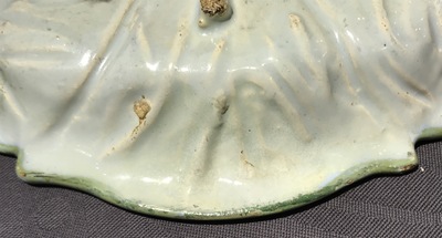 Une terrine couverte sur support en forme de truite en fa&iuml;ence de Delft polychrome, 18&egrave;me