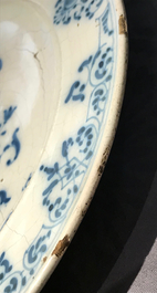 Een blauwwitte wapenschotel met inscriptie, Talavera, Spanje, 18e eeuw
