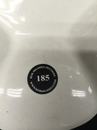 Un plat polylob&eacute; en fa&iuml;ence blanche de Delft, 17&egrave;me