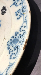 Een blauwwitte wapenschotel met inscriptie, Talavera, Spanje, 18e eeuw