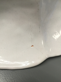 Un plat polylob&eacute; en fa&iuml;ence blanche de Delft, 17&egrave;me
