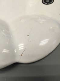 Un plat polylob&eacute; en fa&iuml;ence blanche de Delft, 17&egrave;me