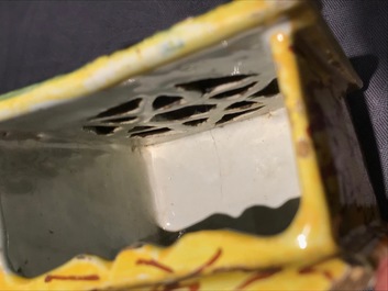 Een polychrome Delftse miniatuur stoof met test, 18e eeuw