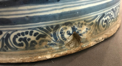 Un grand cache-pot armori&eacute; &agrave; d&eacute;cor d'animaux en fa&iuml;ence de Talavera, Espagne, 17/18&egrave;me
