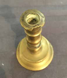 Een bronzen wijwateremmer en vier diverse miniatuur kandelaars, 16/17e eeuw en later