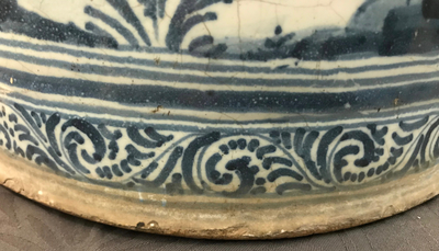 Un grand cache-pot armori&eacute; &agrave; d&eacute;cor d'animaux en fa&iuml;ence de Talavera, Espagne, 17/18&egrave;me