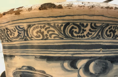 Un grand cache-pot armori&eacute; &agrave; d&eacute;cor d'animaux en fa&iuml;ence de Talavera, Espagne, 17/18&egrave;me