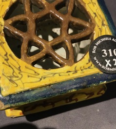 Een polychrome Delftse miniatuur stoof met test, 18e eeuw