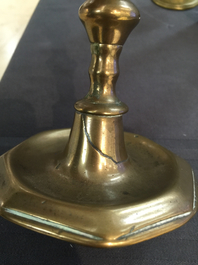 Een bronzen wijwateremmer en vier diverse miniatuur kandelaars, 16/17e eeuw en later