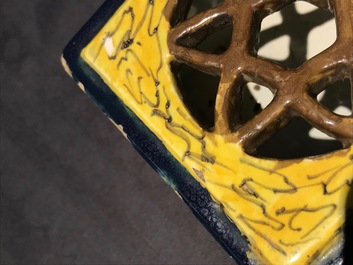 Een polychrome Delftse miniatuur stoof met test, 18e eeuw
