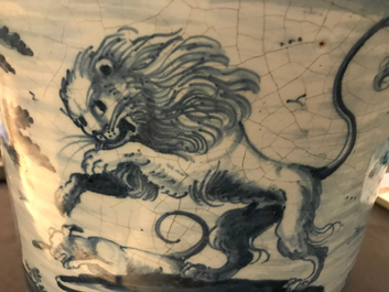 Un grand cache-pot armori&eacute; &agrave; d&eacute;cor d'animaux en fa&iuml;ence de Talavera, Espagne, 17/18&egrave;me
