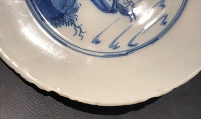 Een blauwwit Delfts bord met bijbels decor, 2e helft 17e eeuw