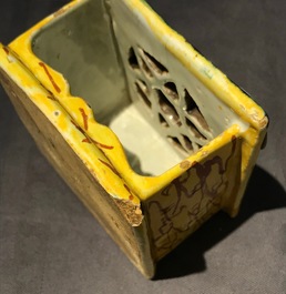 Een polychrome Delftse miniatuur stoof met test, 18e eeuw