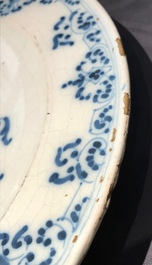 Een blauwwitte wapenschotel met inscriptie, Talavera, Spanje, 18e eeuw