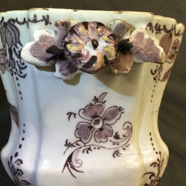 Une paire de jardini&egrave;res sur supports en fa&iuml;ence de Delft mangan&egrave;se, 18&egrave;me