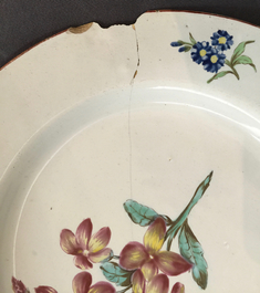 Deux assiettes en fa&iuml;ence polychrome de Tournai, 18&egrave;me