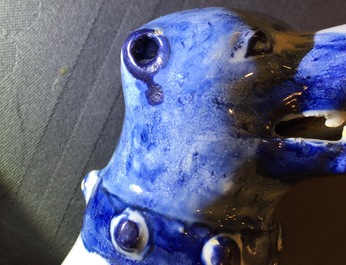 Een paar blauwwitte Delftse honden, 1e helft 18e eeuw