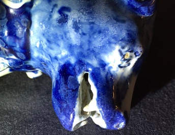 Een paar blauwwitte Delftse honden, 1e helft 18e eeuw