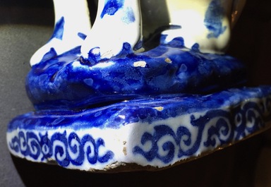 Een paar blauwwitte Delftse honden, 1e helft 18e eeuw