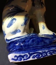 Een paar blauwwitte Delftse honden, 1e helft 18e eeuw
