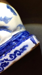 Een paar blauwwitte Delftse honden, 1e helft 18e eeuw