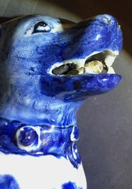 Een paar blauwwitte Delftse honden, 1e helft 18e eeuw