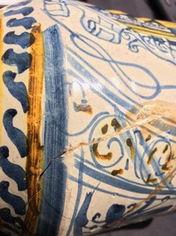 Een grote albarello met wapendecor in Italiaanse majolica, Deruta, 17e eeuw