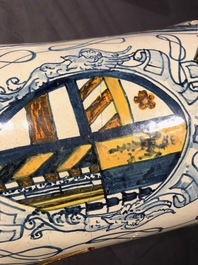 Een grote albarello met wapendecor in Italiaanse majolica, Deruta, 17e eeuw