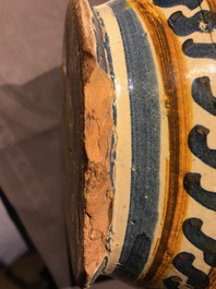Een grote albarello met wapendecor in Italiaanse majolica, Deruta, 17e eeuw