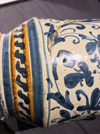 Een grote albarello met wapendecor in Italiaanse majolica, Deruta, 17e eeuw