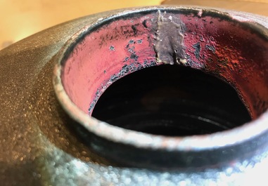 Un vase moderniste de forme cylindrique &agrave; d&eacute;cor en relief, Perignem, 2&egrave;me moiti&eacute; du 20&egrave;me