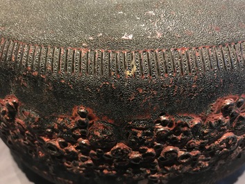 Un vase moderniste de forme cylindrique &agrave; d&eacute;cor en relief, Perignem, 2&egrave;me moiti&eacute; du 20&egrave;me