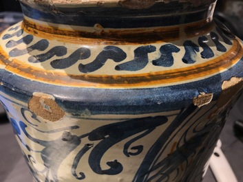 Een grote albarello met wapendecor in Italiaanse majolica, Deruta, 17e eeuw