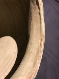 Een grote albarello met wapendecor in Italiaanse majolica, Deruta, 17e eeuw