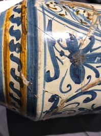 Een grote albarello met wapendecor in Italiaanse majolica, Deruta, 17e eeuw