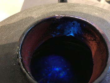 Un vase moderniste de forme cylindrique &agrave; d&eacute;cor en relief, Perignem, 2&egrave;me moiti&eacute; du 20&egrave;me