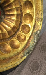 Een paar koperen piekkandelaars, 17e eeuw