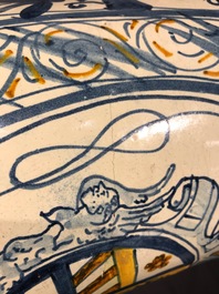 Een grote albarello met wapendecor in Italiaanse majolica, Deruta, 17e eeuw