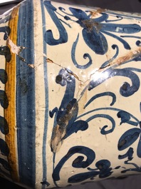 Een grote albarello met wapendecor in Italiaanse majolica, Deruta, 17e eeuw