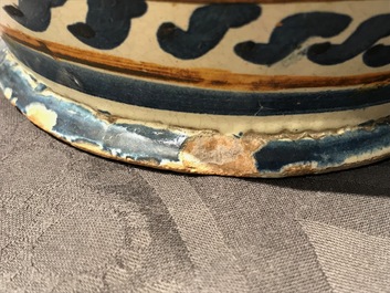 Een grote albarello met wapendecor in Italiaanse majolica, Deruta, 17e eeuw