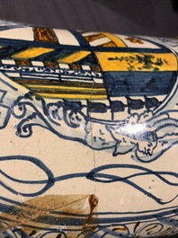 Een grote albarello met wapendecor in Italiaanse majolica, Deruta, 17e eeuw