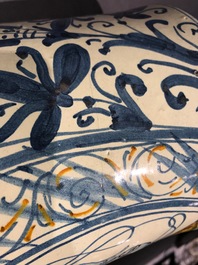 Een grote albarello met wapendecor in Italiaanse majolica, Deruta, 17e eeuw