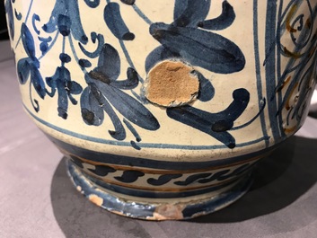 Een grote albarello met wapendecor in Italiaanse majolica, Deruta, 17e eeuw
