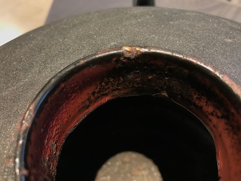 Un vase moderniste de forme cylindrique &agrave; d&eacute;cor en relief, Perignem, 2&egrave;me moiti&eacute; du 20&egrave;me